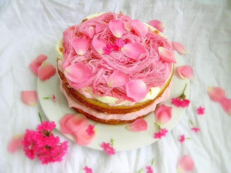 Torta con i fiori rosa