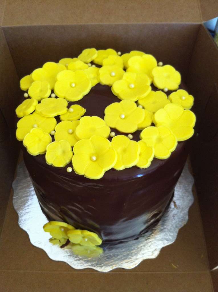 Decorazione torta al cioccolato con fiori