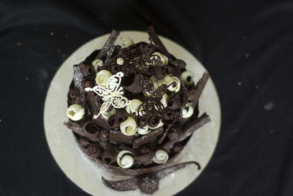Decorazione torta con riccioli di cioccolato