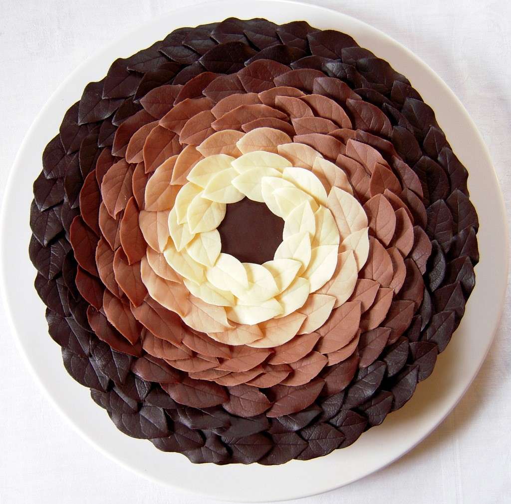 Decorazone con foglie al cioccolato
