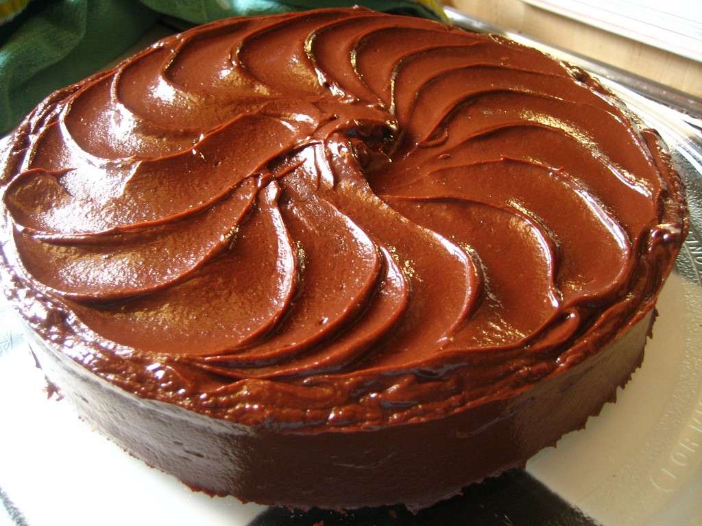 Torta decorata con ganache al cioccolato