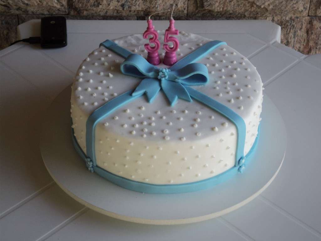 Torta di compleanno con il fiocco