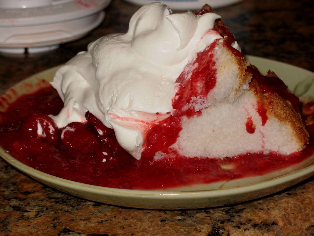 Angel cake con panna e frutti di bosco