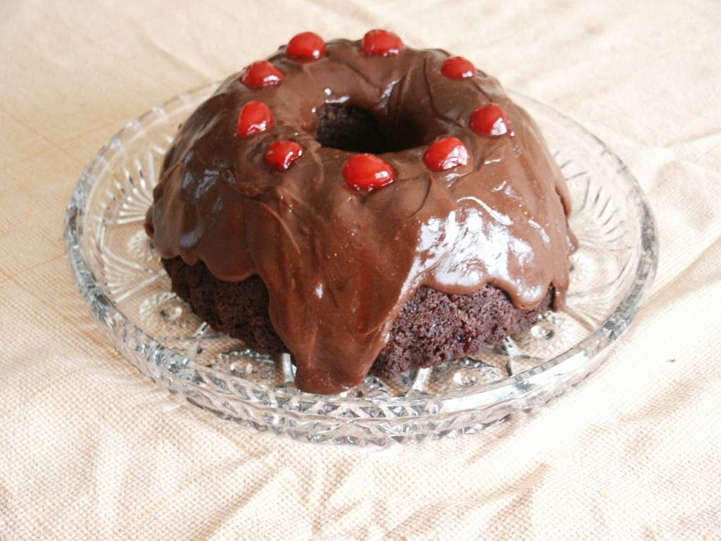 Torta cioccolato con decorazione di ciliege