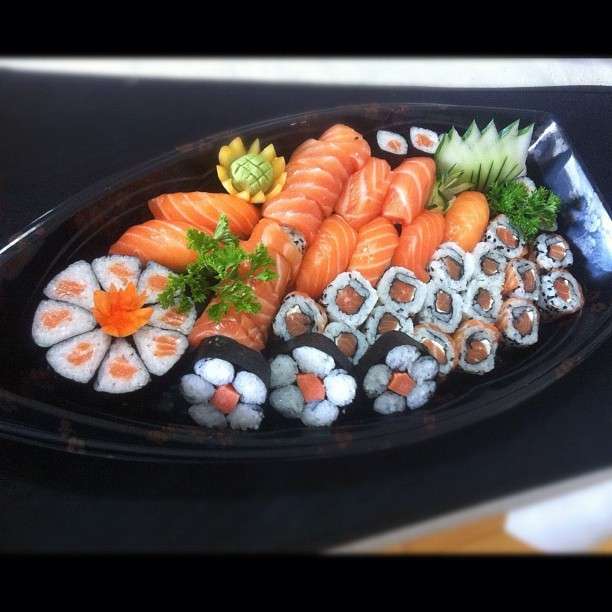 Piccola barca di sushi salmone