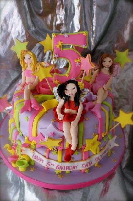 Torta Winx con personaggi di cioccolato plastico