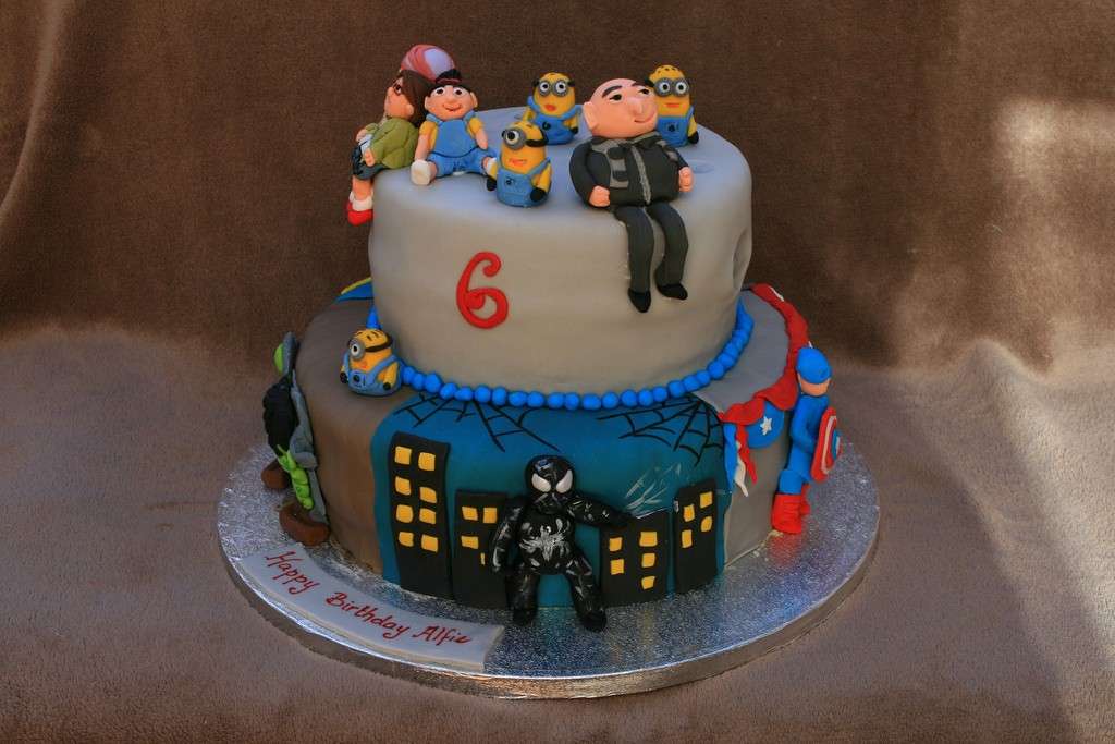 Torta Cattivissimo me, i personaggi con The Avengers