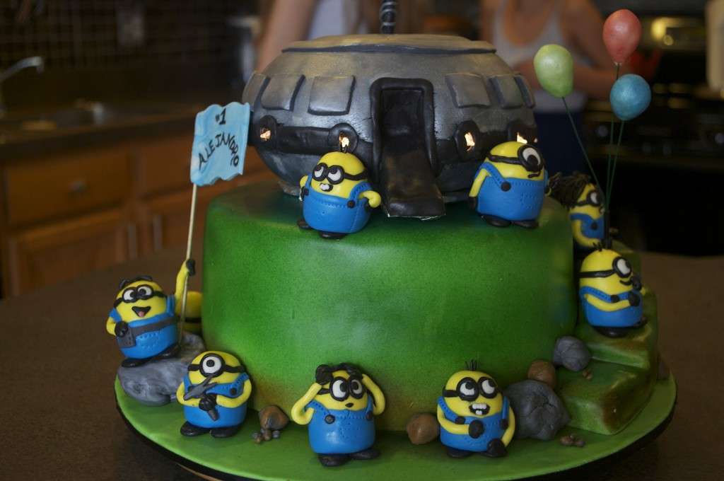 Torta Cattivissimo me, minions e navicella