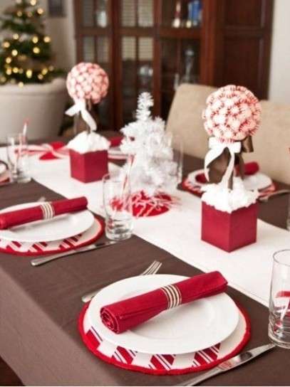 Decorazione per la tavola di Natale, all in red