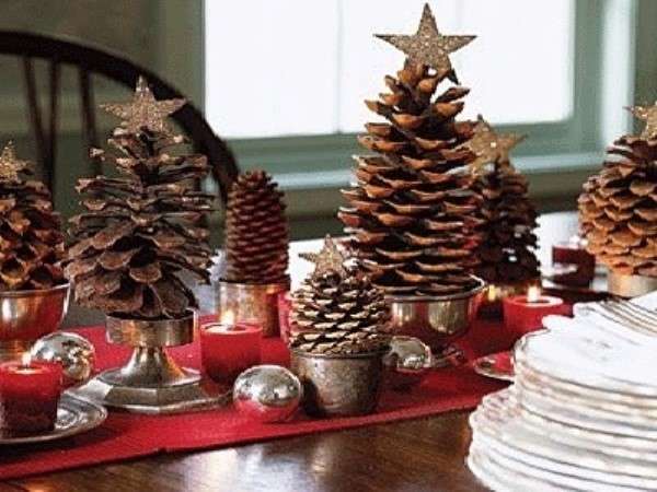 Decorazioni per la  tavola di Natale, centrotavola pigne