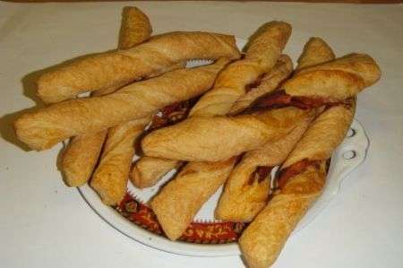 Decorazioni per la tavola di Natale, grissini di pasta sfoglia