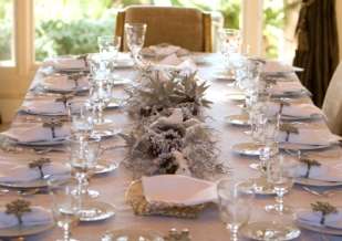 Decorazioni per la tavola di Natale, molti invitati