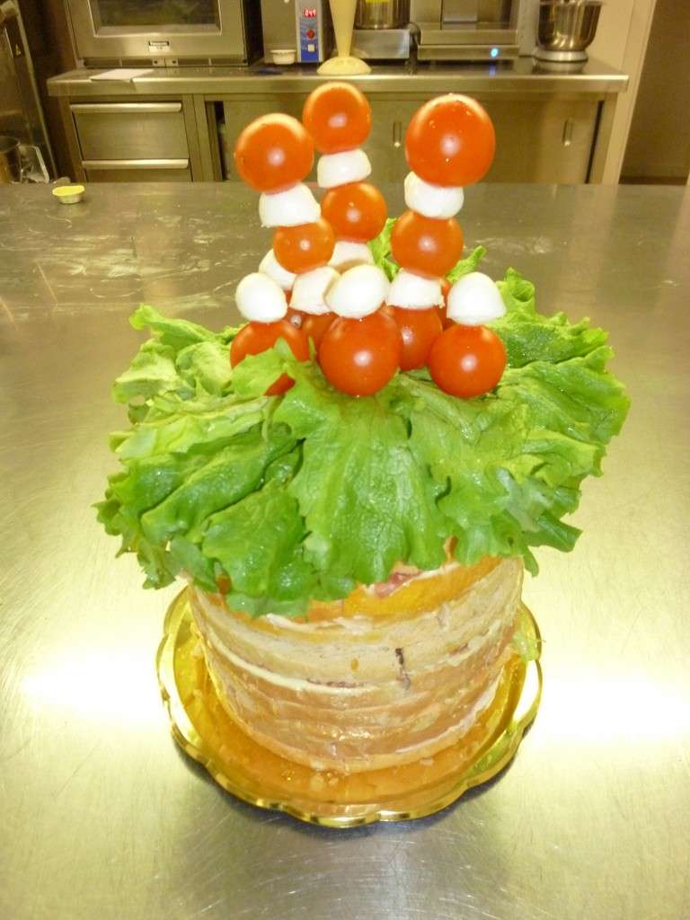 Panettone gastronomico decorato con vegetali