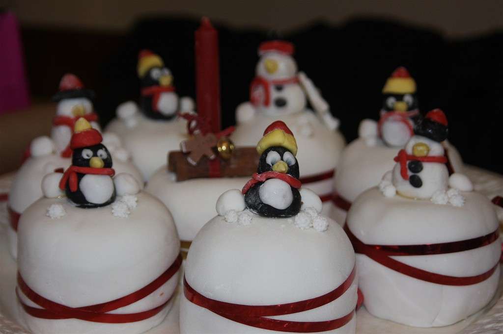 Piccoli pinguini sulla torta di Natale