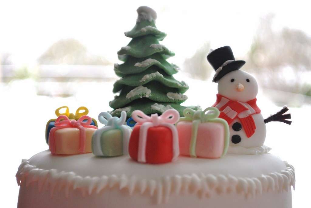 Torta con regali e pupazzo di neve