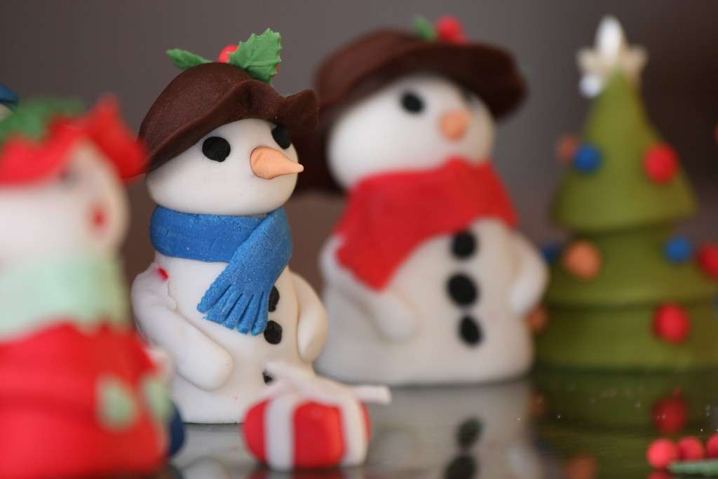 Torta decorata con pupazzi con sciarpa