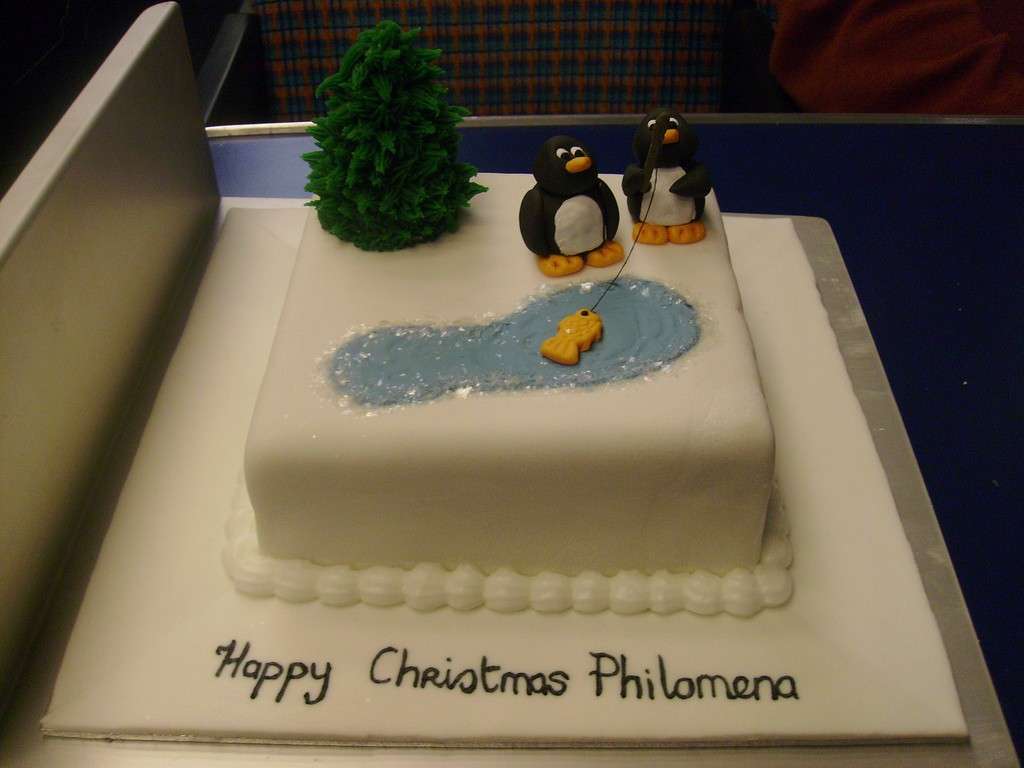 Torta di Natale con pinguini e lago