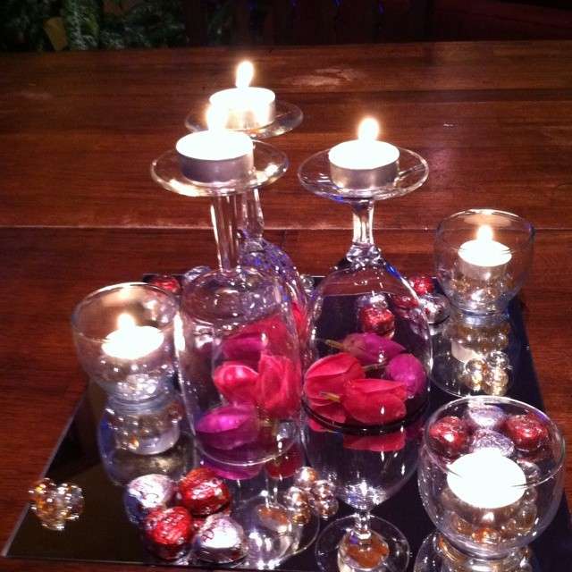 Candele e petali di rose per creare atmosfera