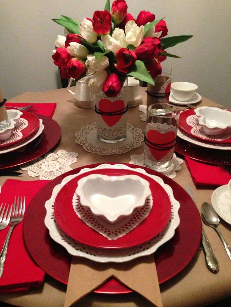 Decorazione bianca e rossa per la tavola