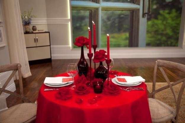 Decorazioni rosse per tavola di San Valentino