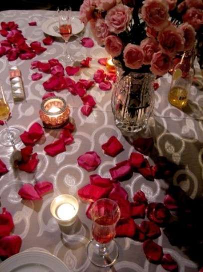 Tavola di San Valentino con petali