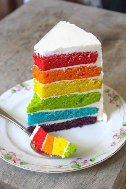 Torta arcobaleno ricoperta di panna