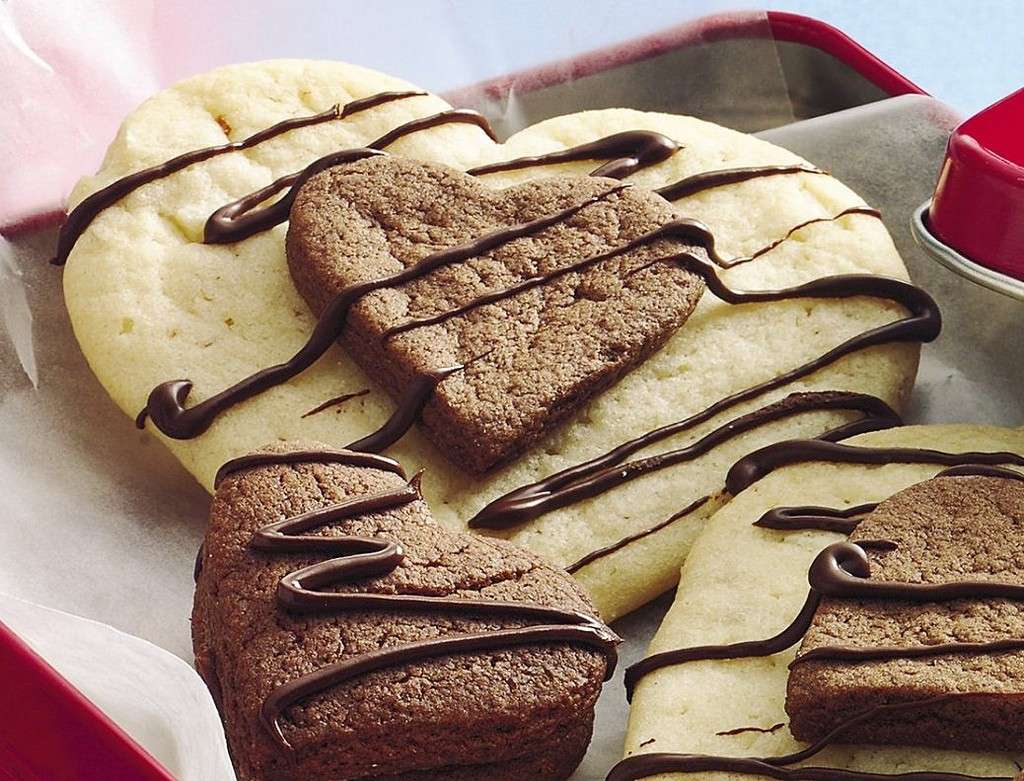 Biscotti a forma di cuore con cioccolato e mandorle