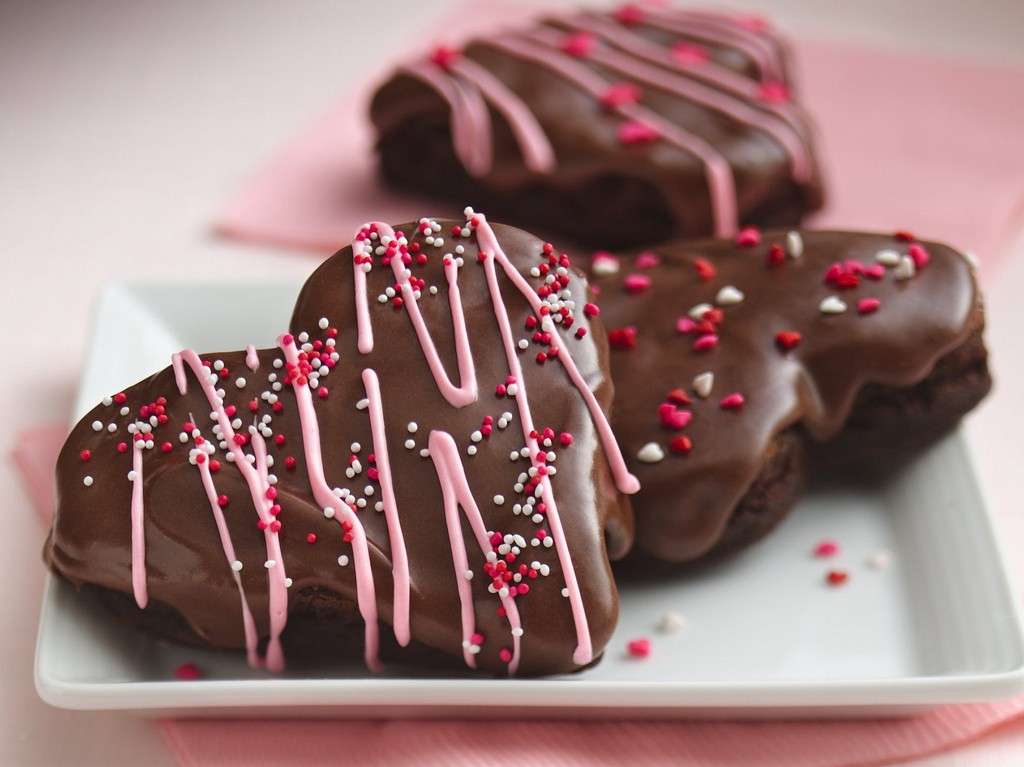 Biscotti glassati con cioccolato e praline rosa