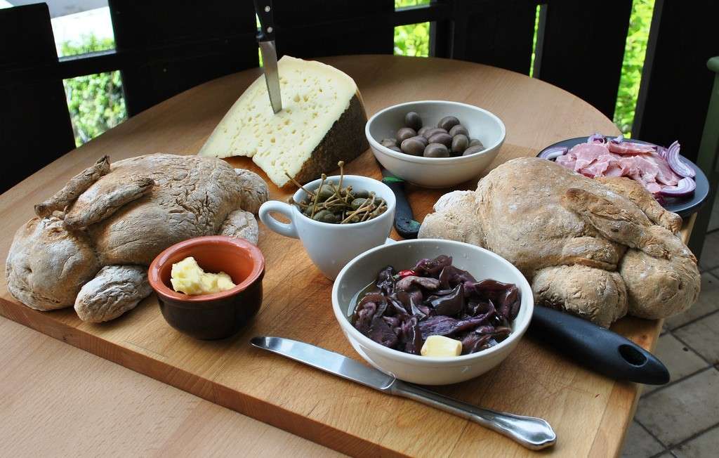 Antipasti casarecci con pane a forma di coniglio