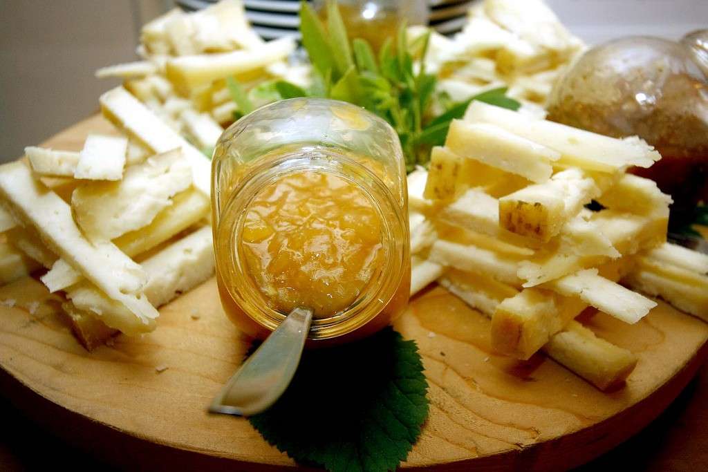 Antipasto di formaggi con confettura