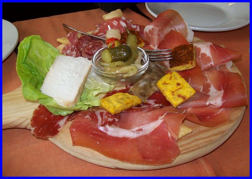 Antipasto di salumi misti e formaggi