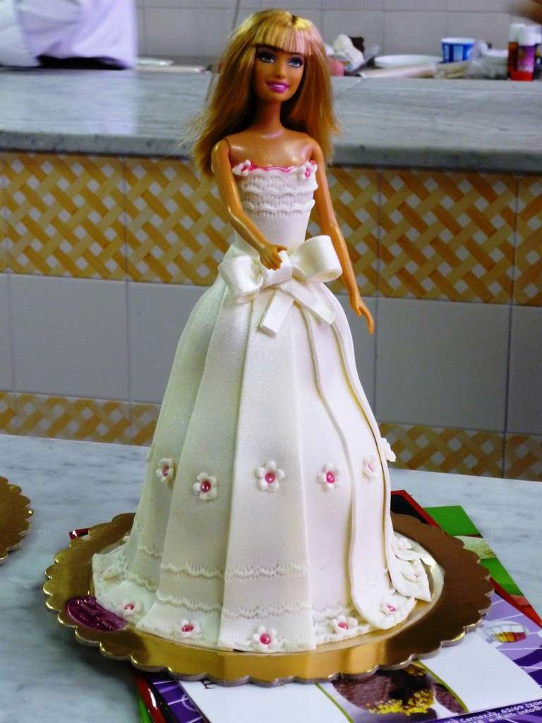 Barbie sposa come decorazione torta