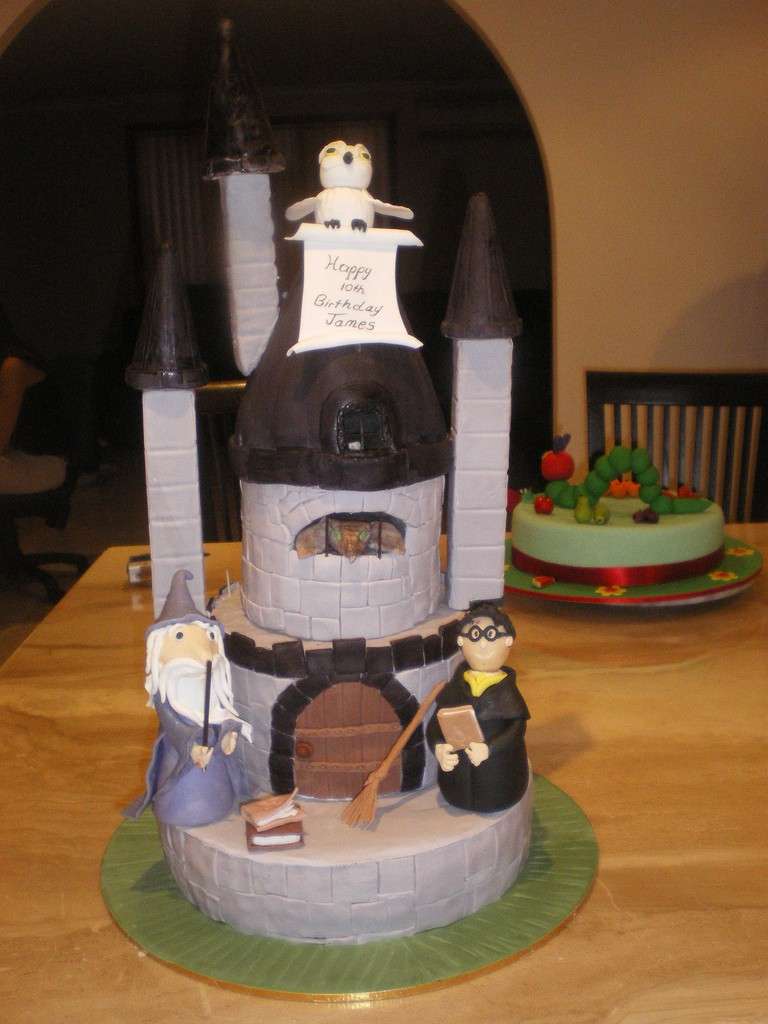 Castello di Harry Potter con personaggi come torta