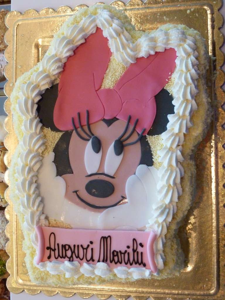 Decorazione torta Minnie con pasta di zucchero e panna