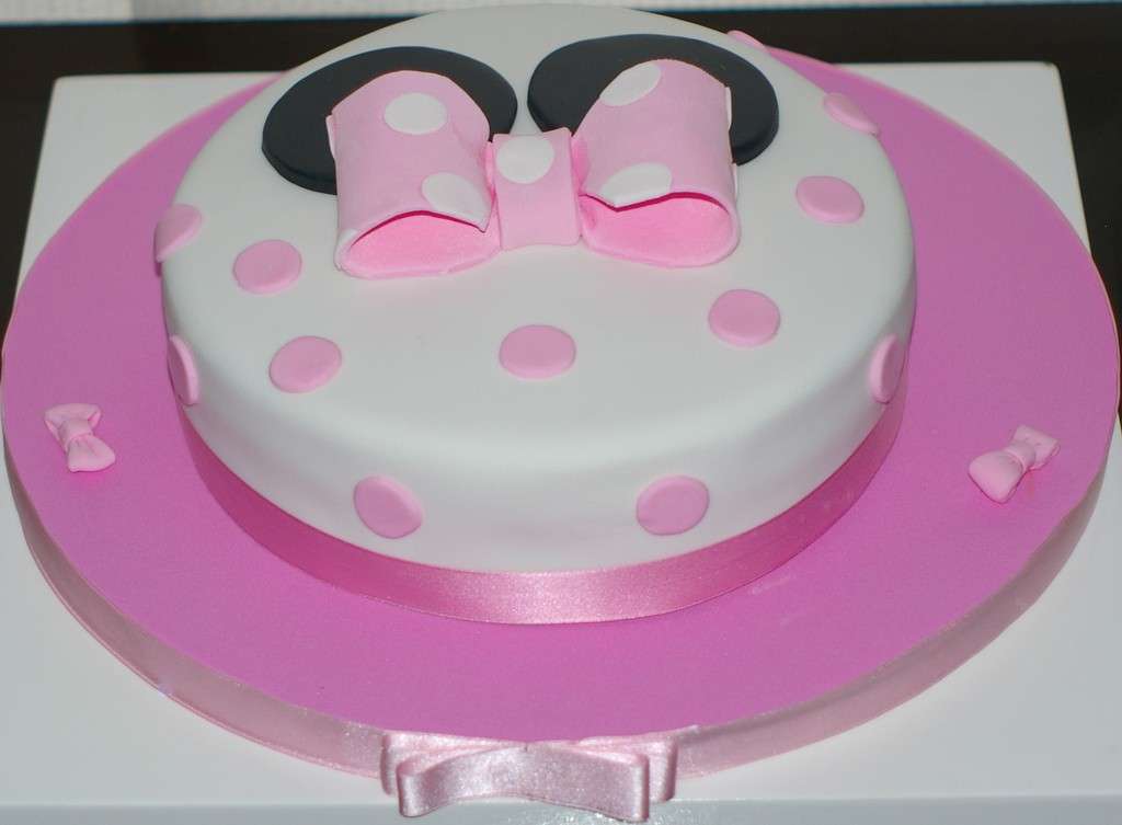 Decorazioni bianche e rosa per la torta