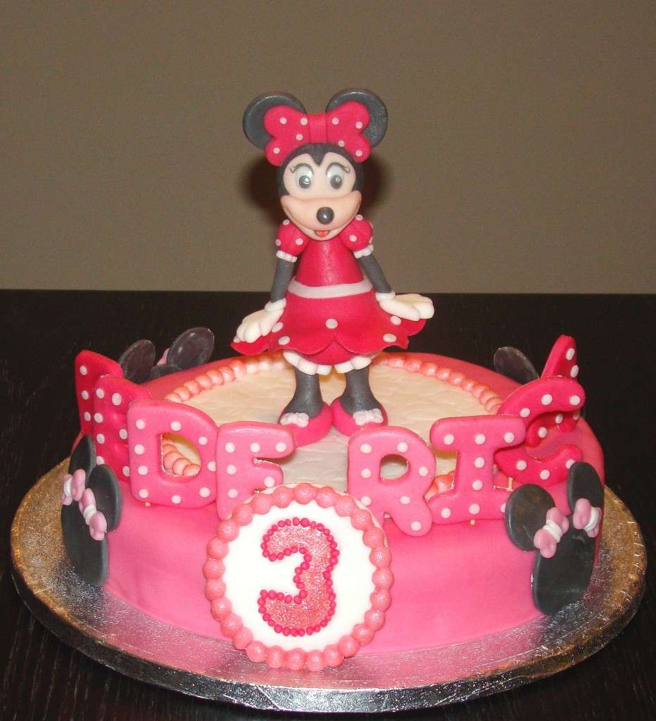Decorazioni sul rosso per la torta di Minnie