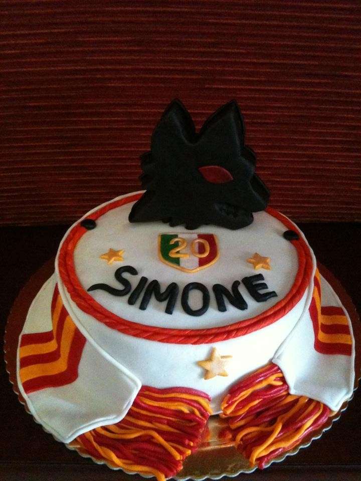 La torta della Roma con il simbolo del lupo