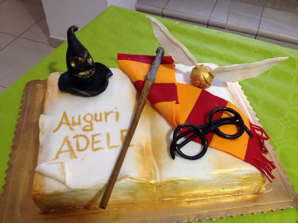 Libro ed elementi di Harry Potter come torta