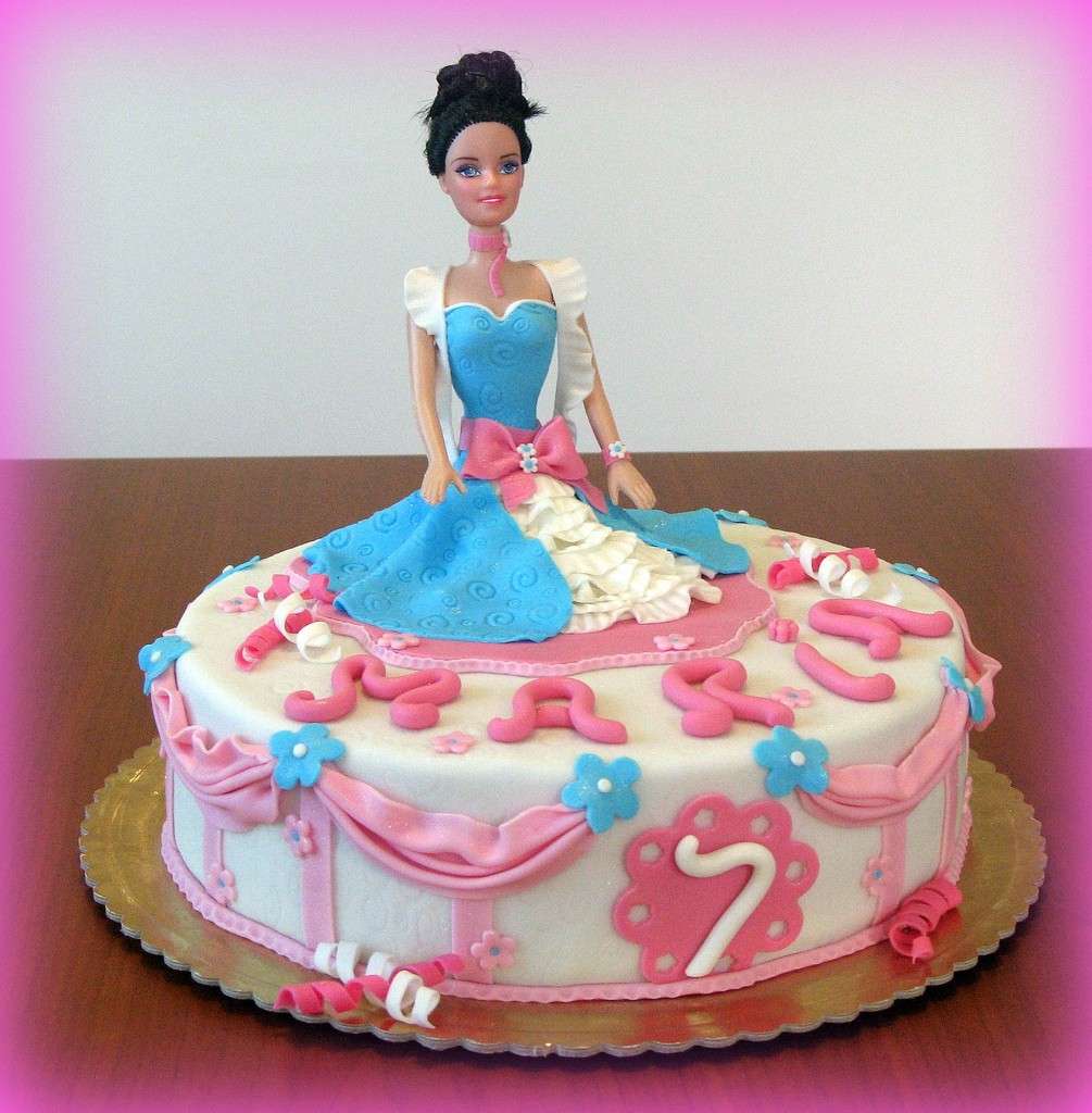 Pasta di zucchero per decorare torta Barbie