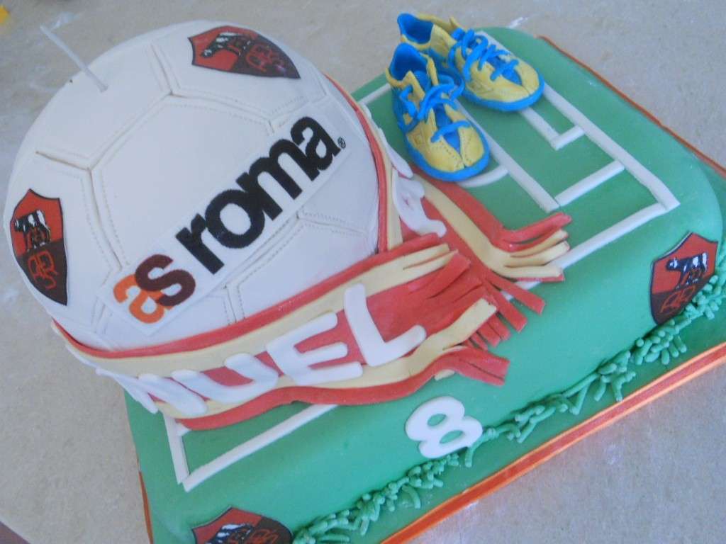 Torta a forma di campo da calcio della Roma