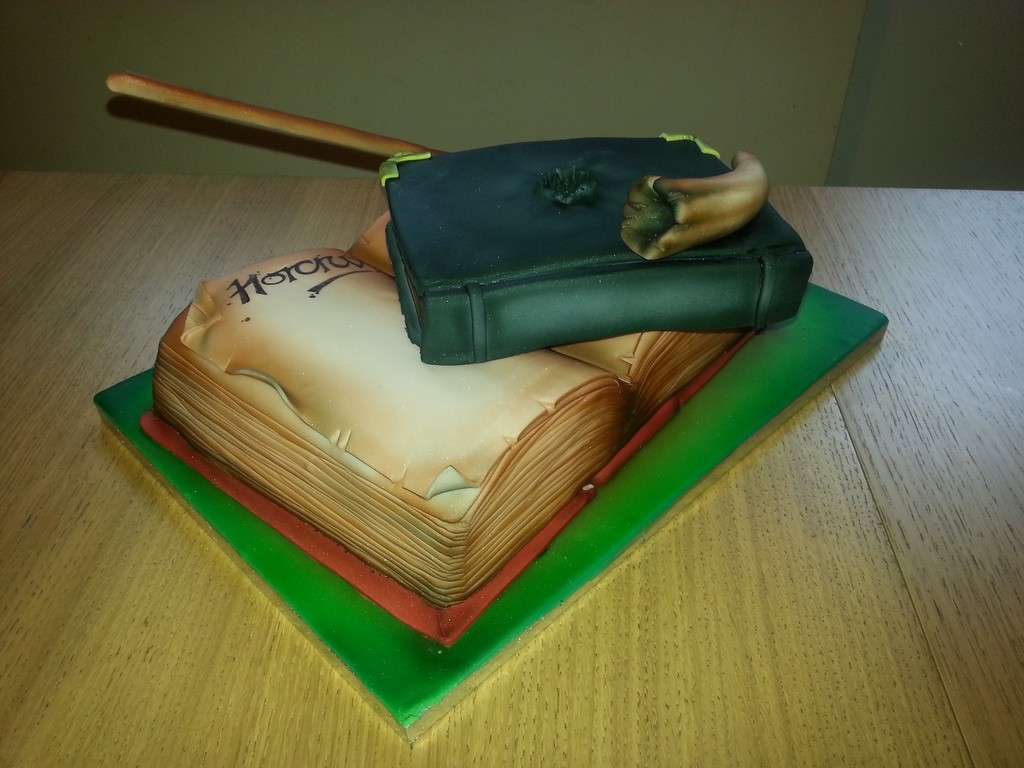 Torta a forma di libro con effetto vintage