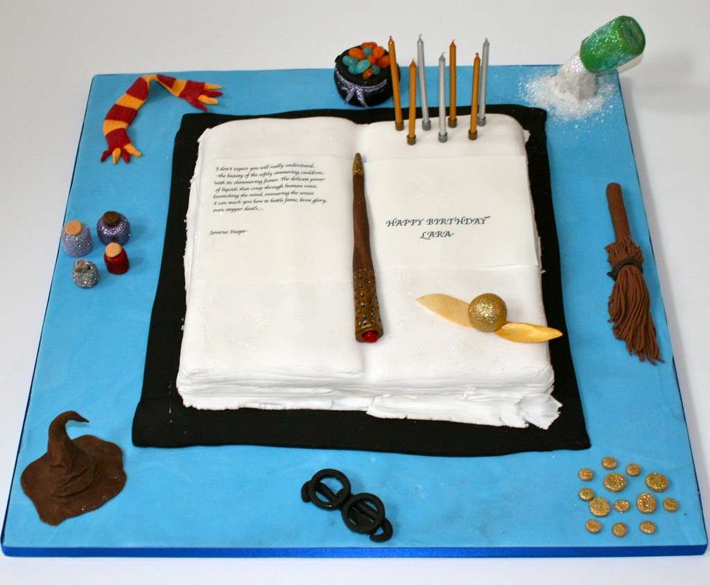 Torta a forma di libro di Harry Potter