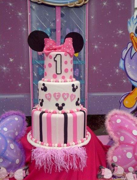 Torta a tre piani con decorazioni Minnie