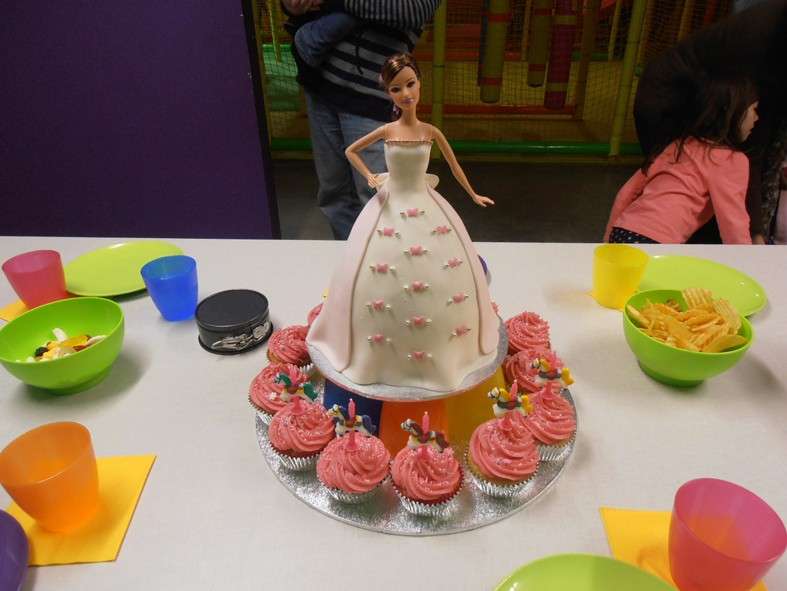 Torta Barbie con cupcakes