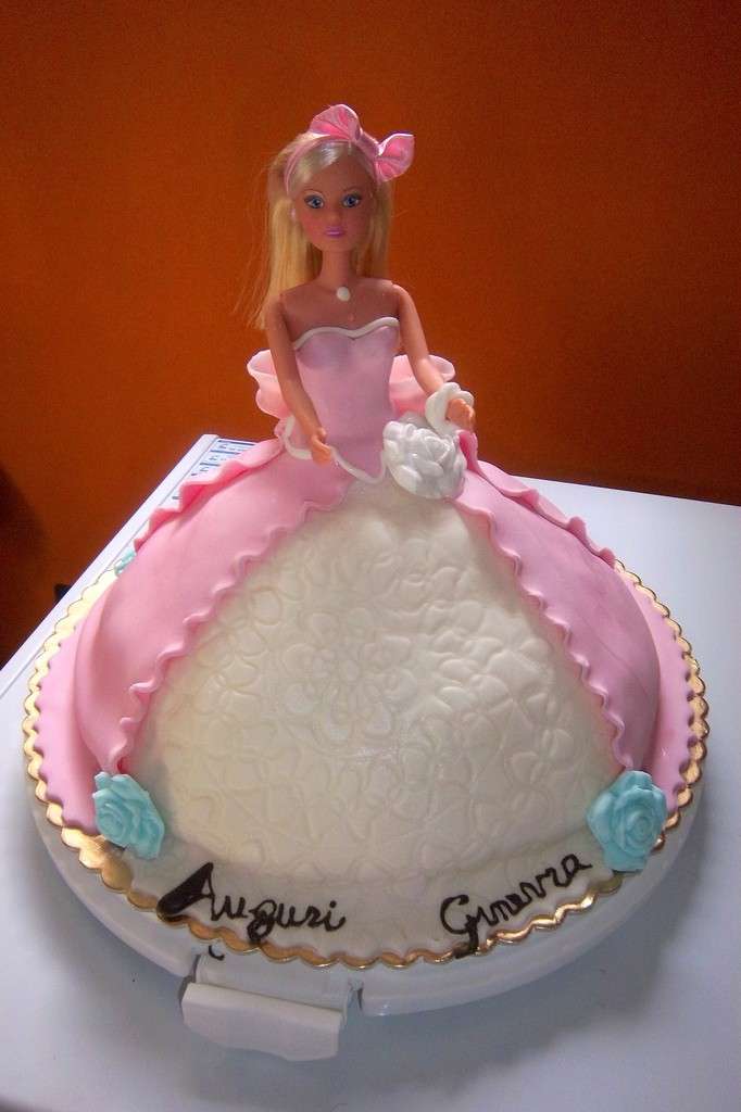 Torta Barbie con pasta di zucchero