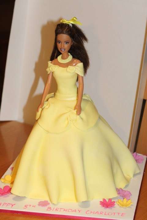 Torta Barbie con vestito giallo