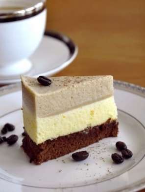 Torta con crema al mascarpone, caffè, cioccolato e nocciola