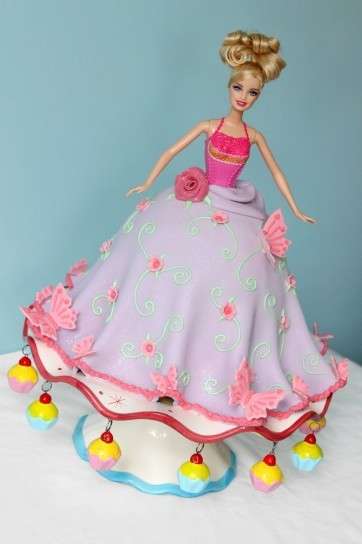 Torta di Barbie con decorazioni particolari
