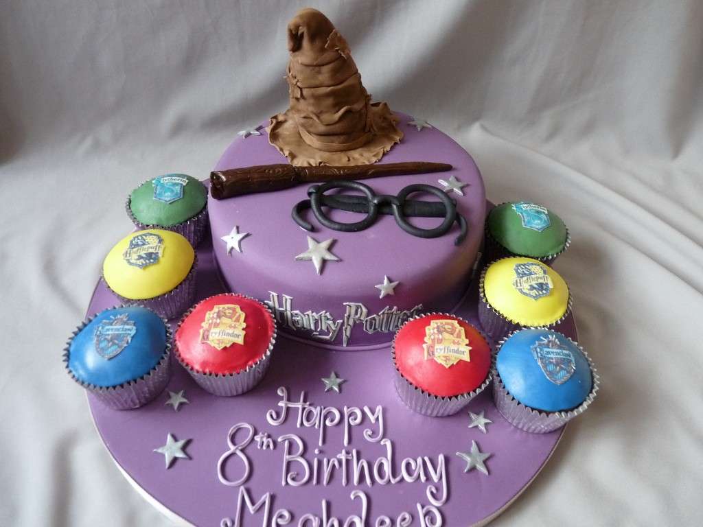 Torta di Harry Potter con cupcakes a tema