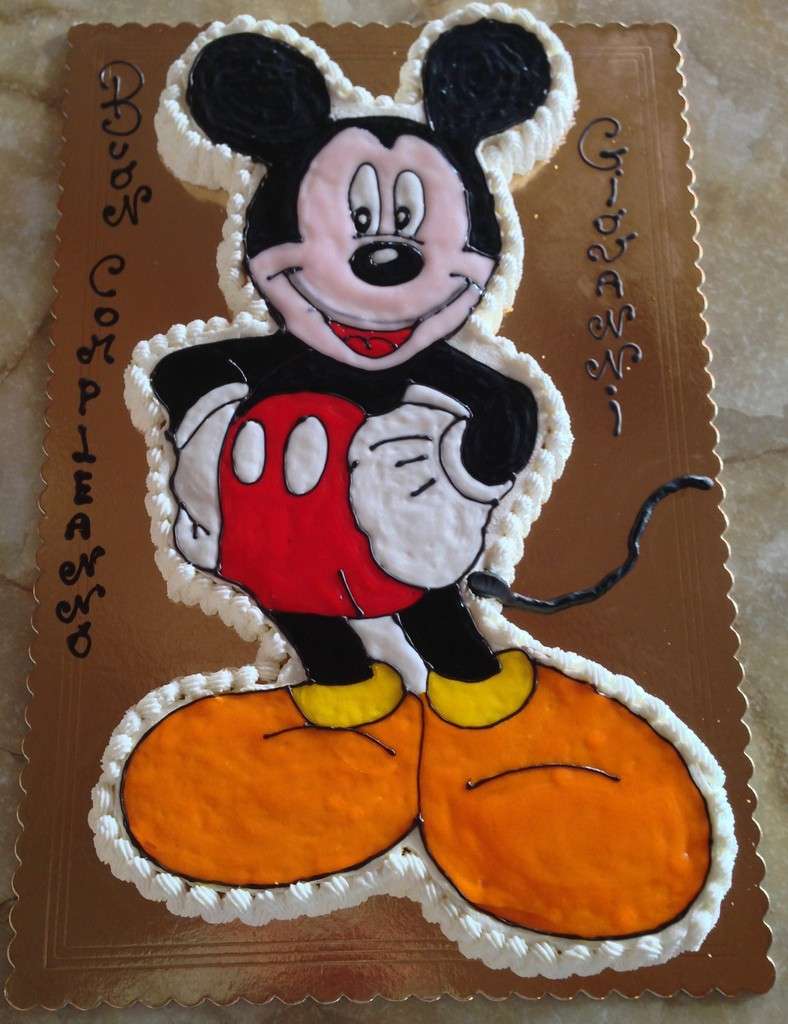 Torta di Topolino con decorazioni classiche